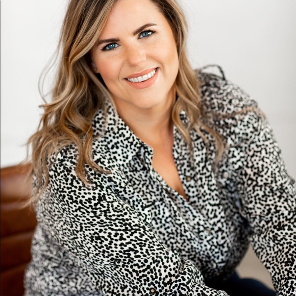 Meet your Posher, Lauren - Picture 2 of 7